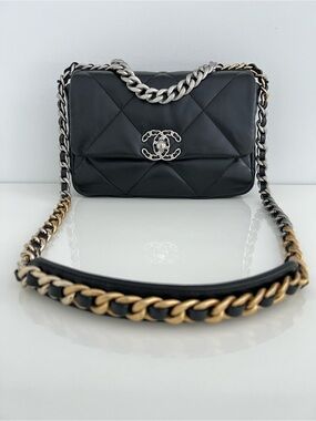 CHANEL 19 CC BLACK LEATHER QUILTED MEDIUM FLAP CONVERTIBLE BAG